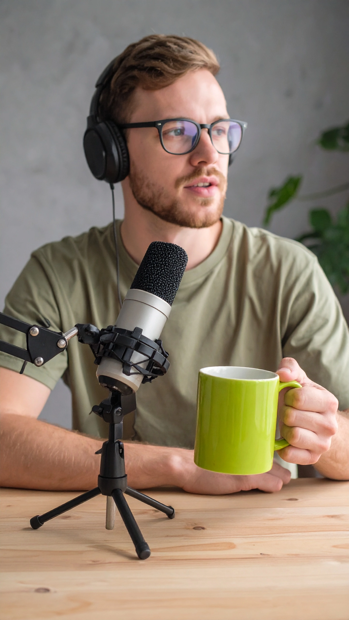 Betreuer mit Tasse und Mikrofon